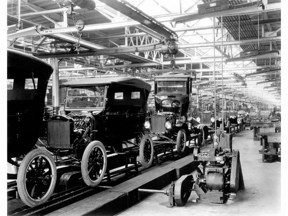 First moving assembly line Ford 1913